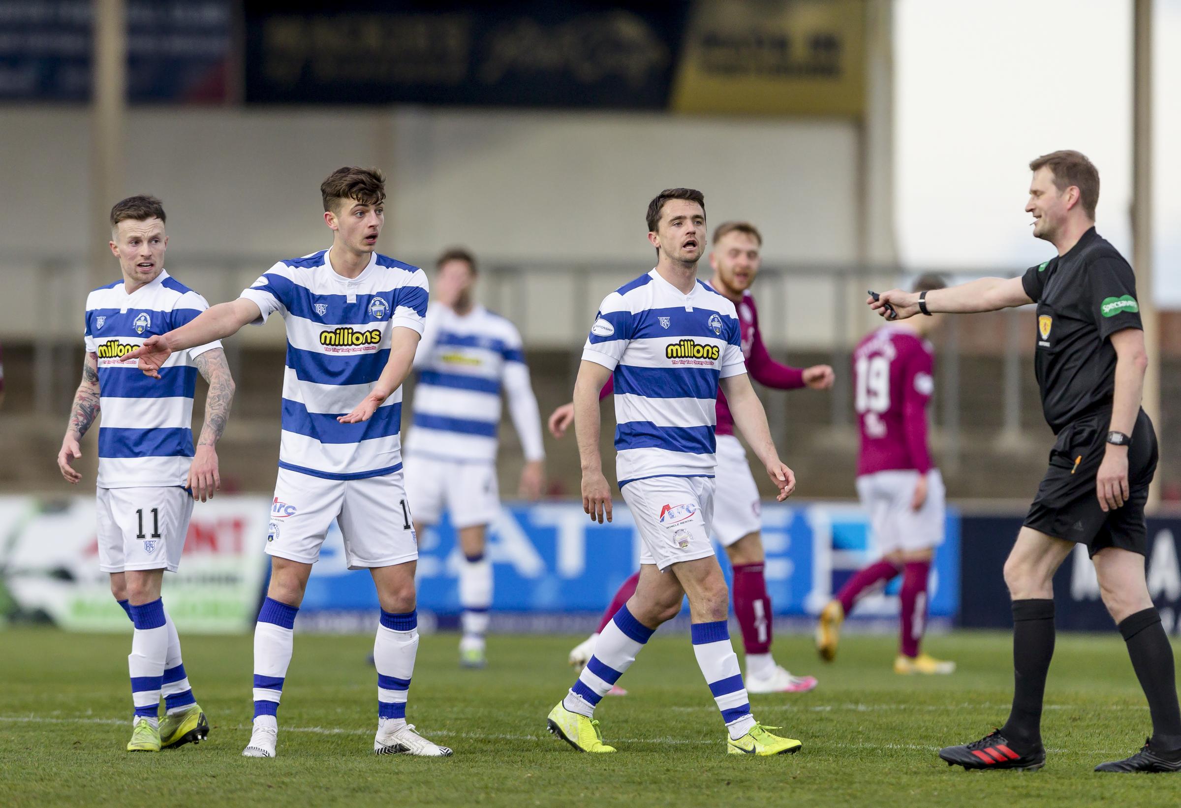30.04.2021 Arbroath v Morton, SPFL Championship ..................... GARY OLIVER, LUCA COLVILLE AND STEPHEN MCGINN ARE UNHAPPY WITH THE REFEREE.