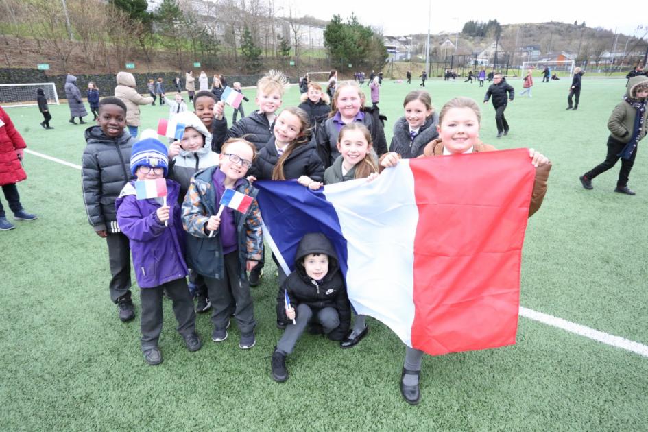 Les enfants d’Inverclyde marchent vers la France pour la Semaine de la santé mentale